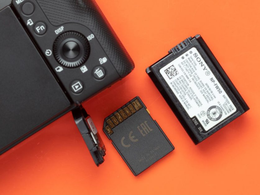 Sony zv-e10 vẫn sử dụng chung hệ pin và thẻ giống các đời sony a6100,a6400