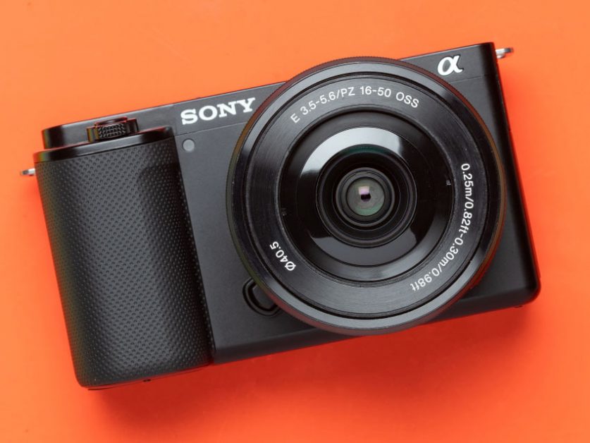 Sony zv-e10 sử dụng hệ lens E-mount, có thể thay đổi ống kính phù hợp với mục đích quay vlog