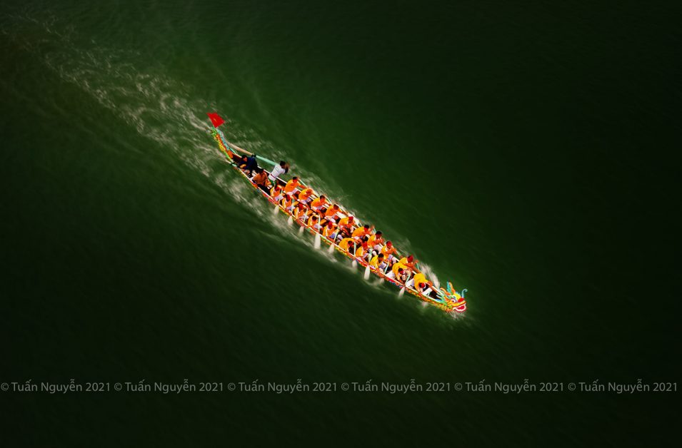 Cảnh đua thuyền truyền thống tại Sơn Tịnh - Quảng Ngãi. Ảnh: NAG Tuấn Nguyễn 