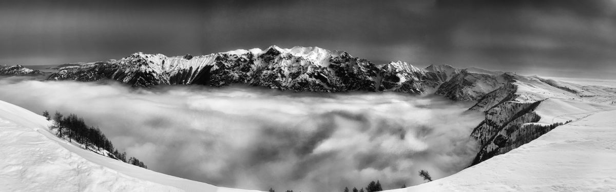 Giải nhất ảnh Panorama 'Over the Clouds' by Gabriele Rodriguez (Italy). CHụp bằng iPhone XS