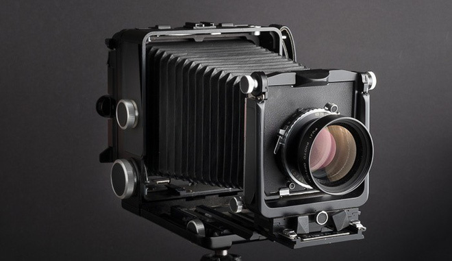 Một chiếc máy ảnh phim Large Format