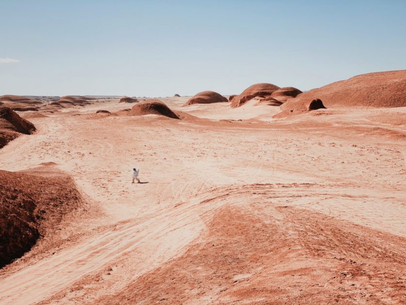 Nhiếp ảnh gia của năm (Giải nhì) - Dan Liu - Tác phẩm A Walk on Mars. Chụp bằng iPhone 11 Pro Max