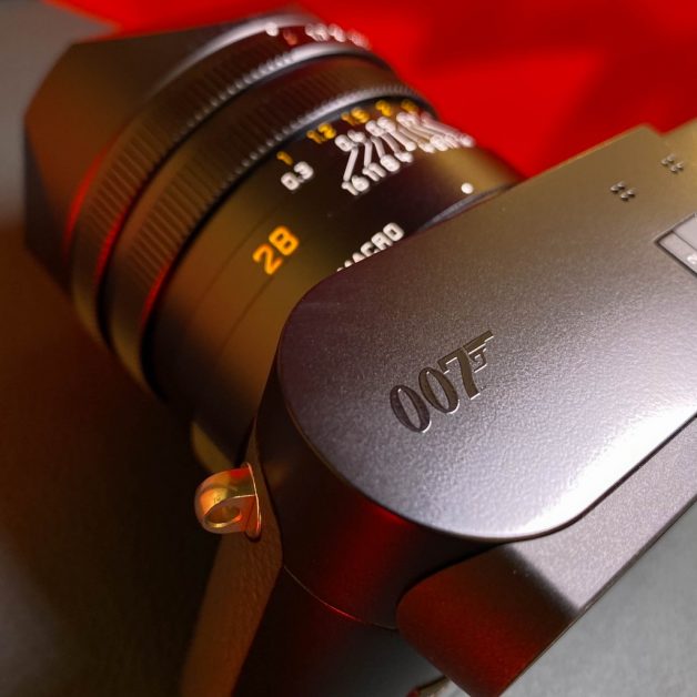 Chi tiết khắc tinh xảo trên thân máy ảnh Leica Q2 007 Edition