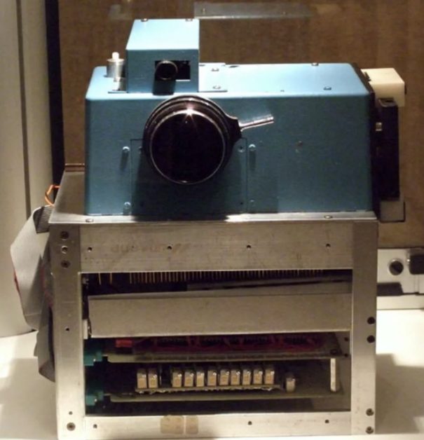 Nguyên mẫu chiếc máy ảnh kỹ thuật số đầu tiên do Steven Sasson của Kodak phát triển.