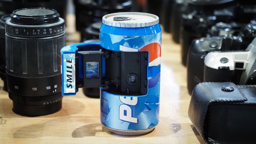 Máy ảnh kỳ lạ Pepsi CanCamera (Ảnh: James Artaius)
