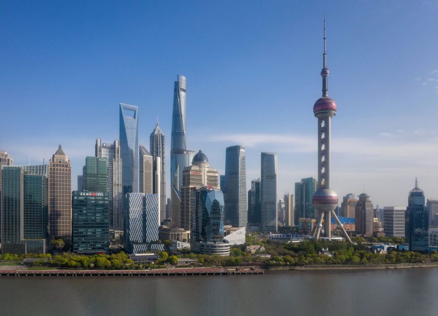 Trụ sở Foxconn Thượng Hải tọa lạc tại một vị trí đẹp đẽ, bên cạnh là đường chân trời của Phố Đông mang tính biểu tượng của thành phố