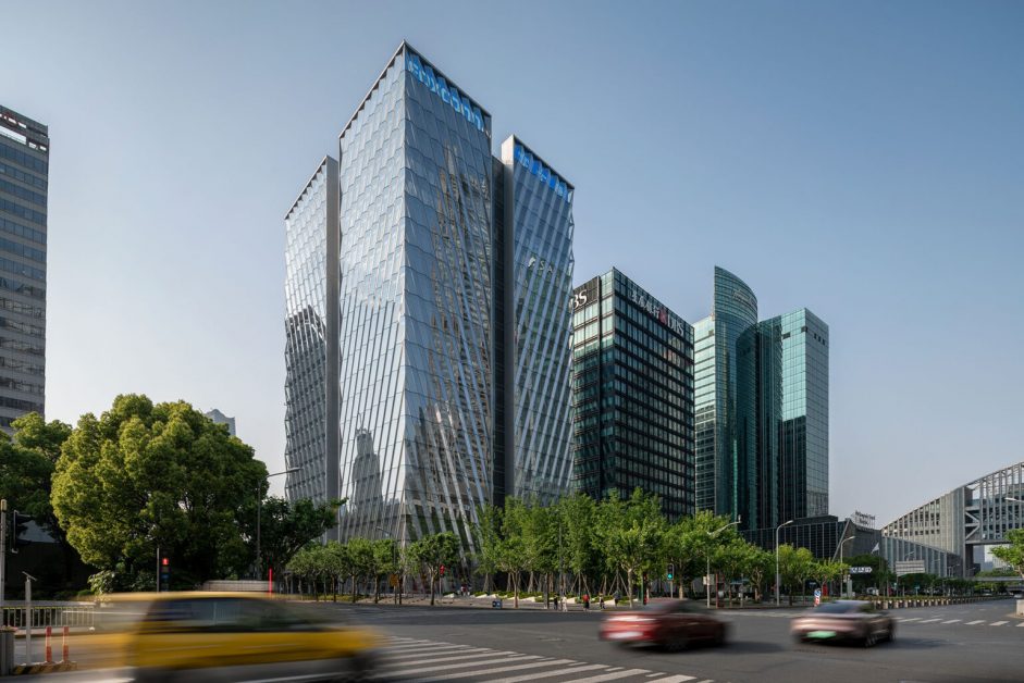 Một cái nhìn tổng thể về dự án Trụ sở chính của Foxconn tại Thượng Hải, dọc theo giao lộ chính ở Lục Gia Chủy, Phố Đông. Tòa nhà do kiến trúc sư Kris Yao thuộc nhóm ARTECH thiết kế