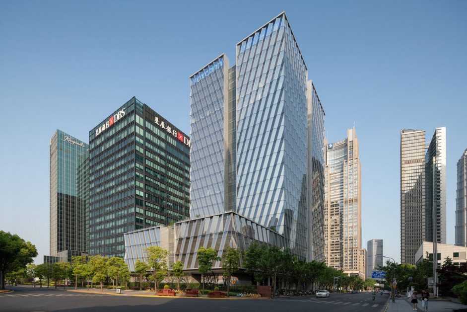 Toàn bộ tòa cao ốc và phần bục của Trụ sở Foxconn tại Thượng Hải đều được ốp kính góc cạnh