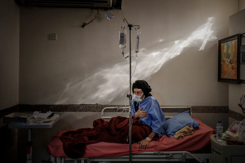 Ảnh chụp người đàn ông cao tuổi điều trị COVID-19 tại Iran thắng giải Cao quý tại Cuộc thi Nhiếp ảnh Nikon năm 2021